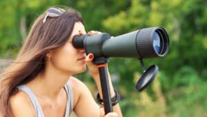 How does a spotting scope work